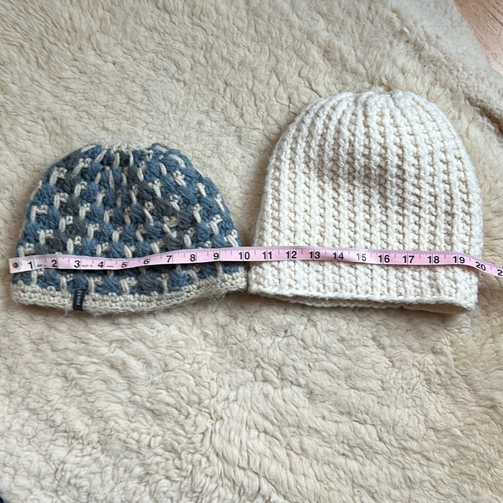 Women’s knitted hat lot of two